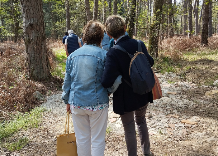 photo de personne atteinte de la maladie d'alzheimer avec son aidante famille mère-fille en balade forêt avec l'association les échappées vertes 01