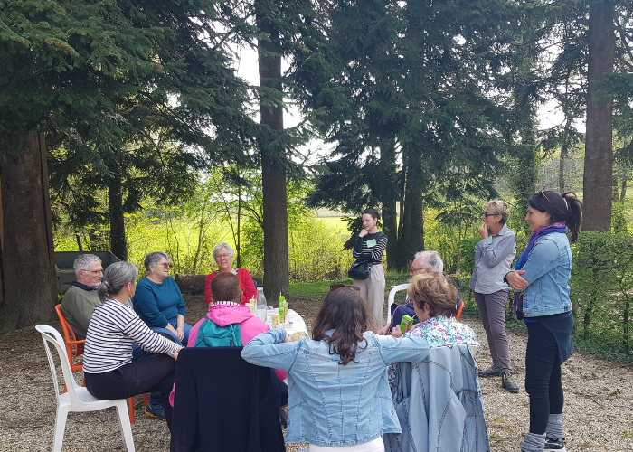 groupe en moment de partage autour d'une table